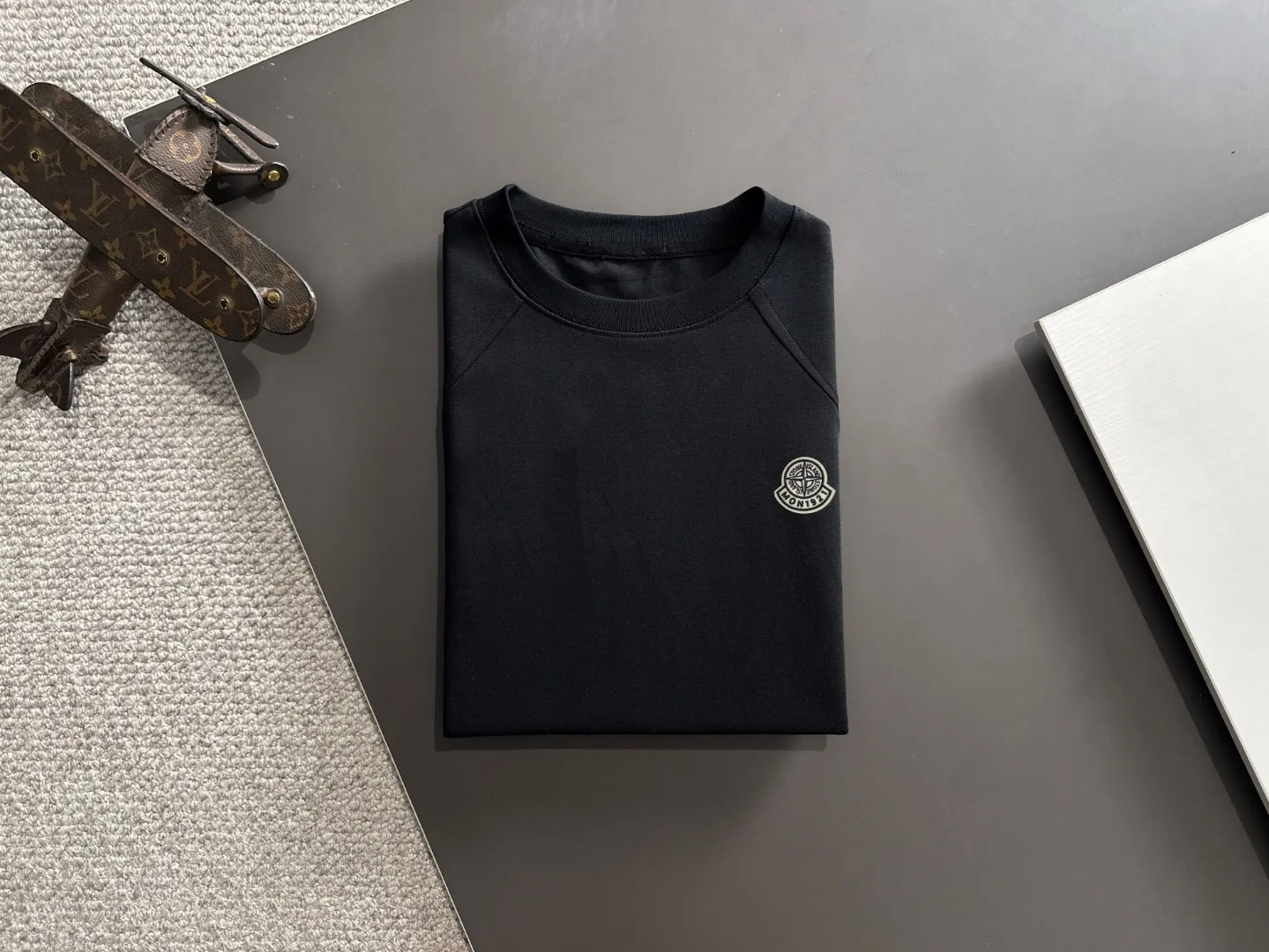 Next day shipment P300 High version Stone lsland/Stone Island 25ss spring and summer new high-end T-shirt Made with machines imported from Italy. Truly the most luxurious and high-quality style that you can wear with your eyes closed. Heavy combed fabrics. High-strength and heavy-weight fabrics feel substantial when weighed. The upper body is more textured than ordinary T-shirts and is not easy to deform. This texture can cope with the weather, absorb sweat and breathable, and is suitable for both hot and cold conditions! Perfectly produced with reference to the original stitch and stitch! The loose fit design is super noble. Custom-woven signature ribbed collar, cuffs, and hem. Really rare and rare goods Size: M-XXXL